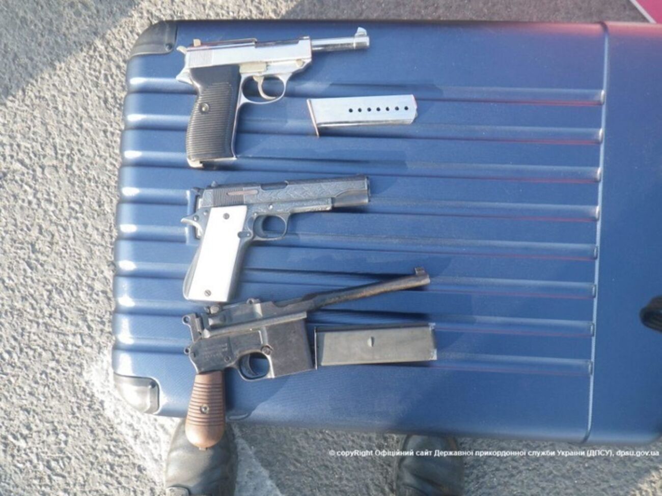 Из Крыма в Киев украинец вез пистолеты Беретта, Маузер и Шмайсер