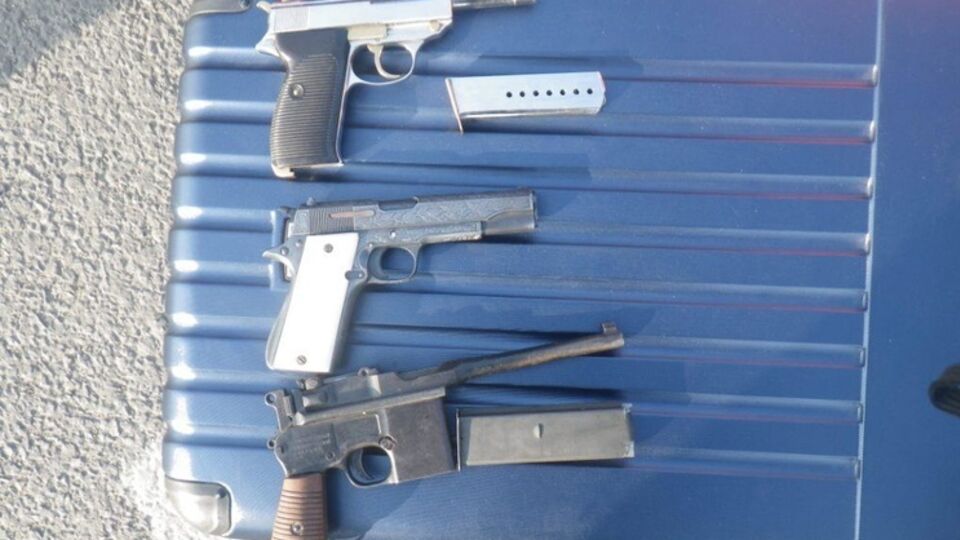 Из Крыма в Киев украинец вез пистолеты Беретта, Маузер и Шмайсер