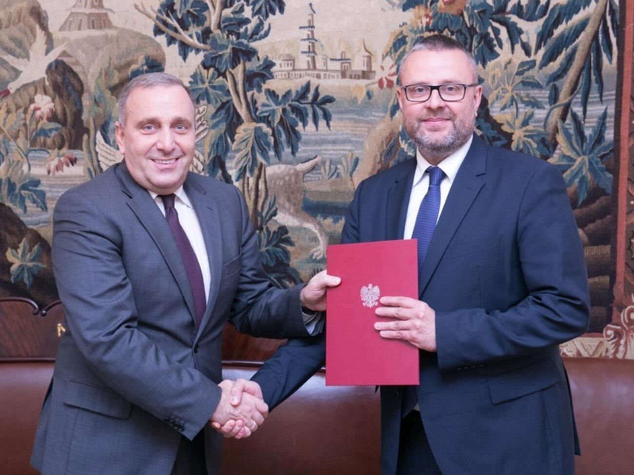 Глава МИД Польши Гжегож Схетина (слева) и новоназначенный посол Польской республики в Украине Марчин Войцеховский