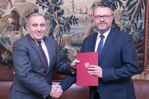 Глава МИД Польши Гжегож Схетина (слева) и новоназначенный посол Польской республики в Украине Марчин Войцеховский