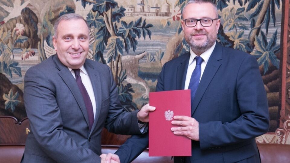 Глава МИД Польши Гжегож Схетина (слева) и новоназначенный посол Польской республики в Украине Марчин Войцеховский