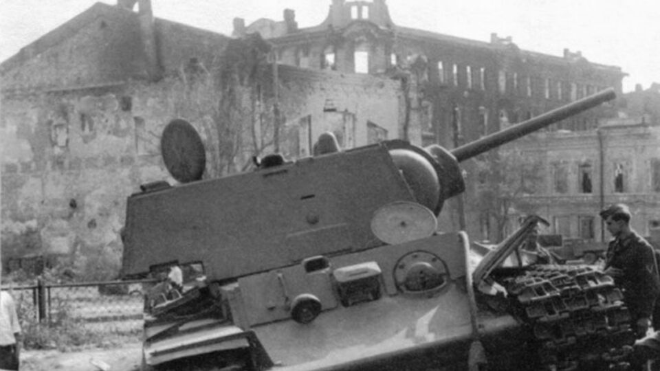 Советский танк на площади Ростова-на-Дону