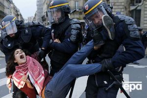 Манифестанты метали в силовиков булыжники и собственную обувь. Полиция применила резиновые пули и слезоточивый газ