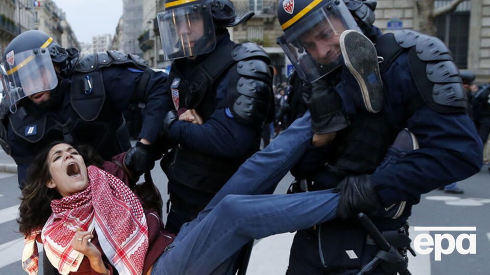 Манифестанты метали в силовиков булыжники и собственную обувь. Полиция применила резиновые пули и слезоточивый газ