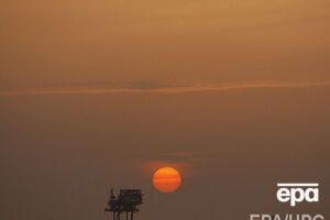 Нефть дешевеет четвертый месяц подряд