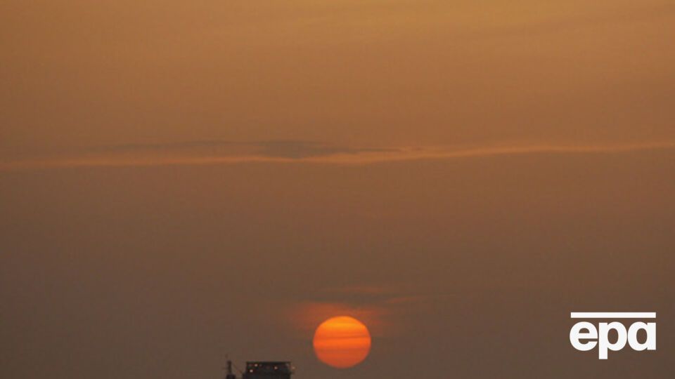 Нефть дешевеет четвертый месяц подряд