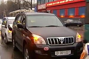 В Киеве водитель на внедорожнике Toyota с дипломатическими номерами спровоцировал дорожную аварию