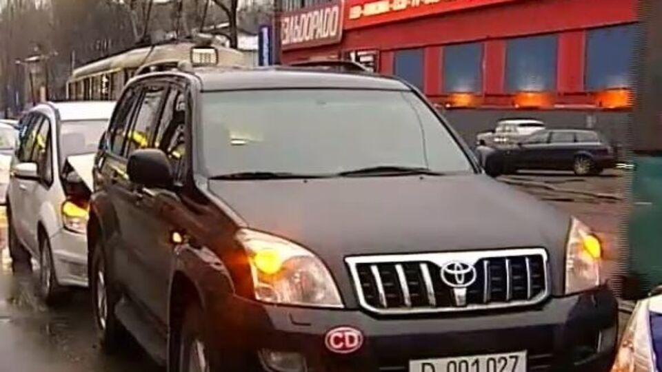 В Киеве водитель на внедорожнике Toyota с дипломатическими номерами спровоцировал дорожную аварию