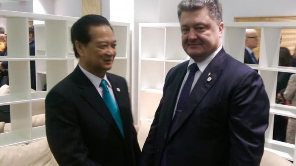 В Париже Порошенко встретился с премьером Вьетнама
