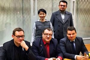 Юрий Иващенко (в первом ряду справа) на заседании суда по избранию ему меры пресечения