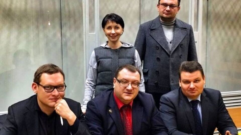 Юрий Иващенко (в первом ряду справа) на заседании суда по избранию ему меры пресечения