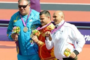 Лищинского (крайний слева) называют легендой украинской паралимпийской легкой атлетики