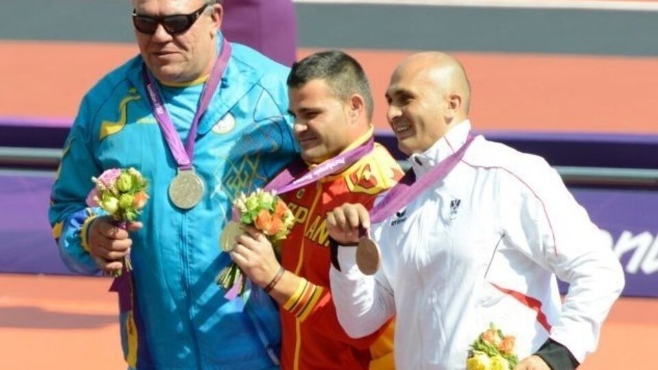 Лищинского (крайний слева) называют легендой украинской паралимпийской легкой атлетики