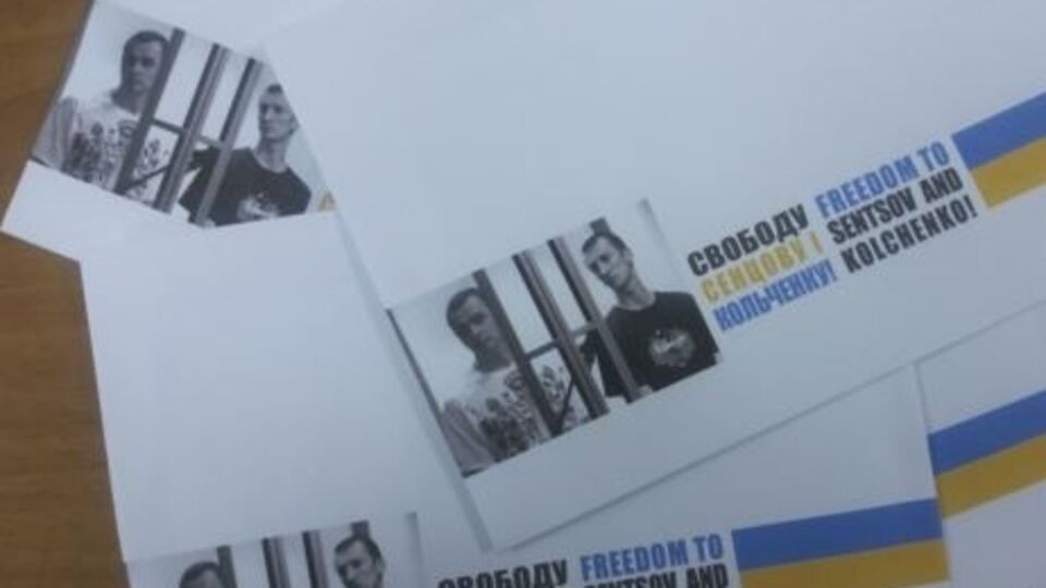 "Укрпошта" выпустила патриотические конверты "Свободу Сенцов и Кольченко! Freedom to Sentsov and Kolchenko!"
