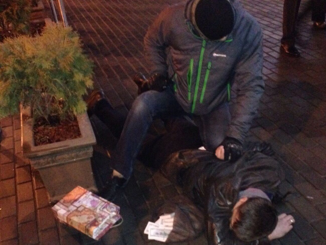 Подозреваемых задержали с сумками, полными денег