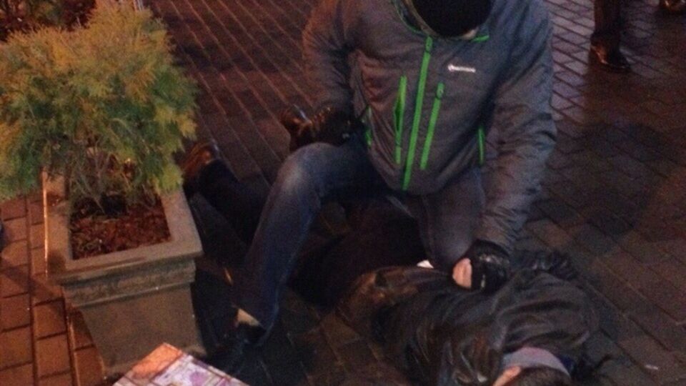 Подозреваемых задержали с сумками, полными денег