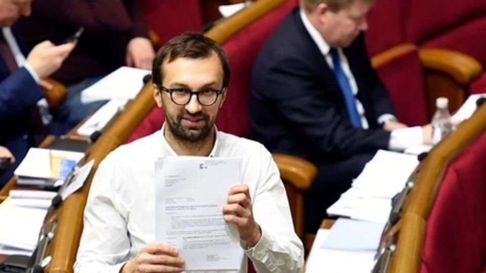 27 ноября Сергей Лещенко передал документы уголовного дела Николая Мартыненко премьер-министру Арсению Яценюку