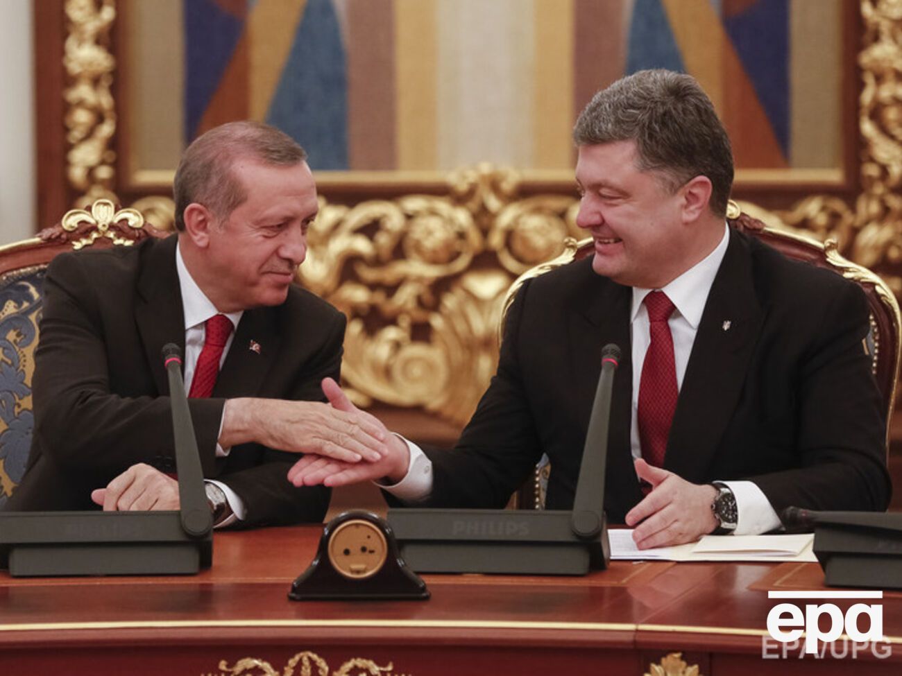 По словам Порошенко, в Париже Эрдоган сообщил ему подробности нарушения воздушного пространства Турции российским Су-24