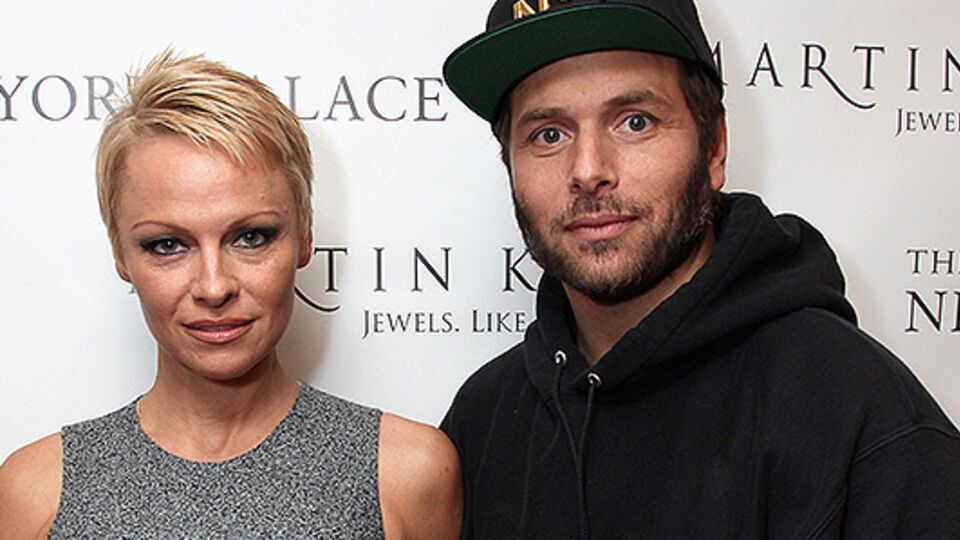 Памелу Андерсон не смутил первый брак с Риком Салмоном, который продержался два месяца. Она вышла за него замуж второй раз, но попытка не оказалась удачной