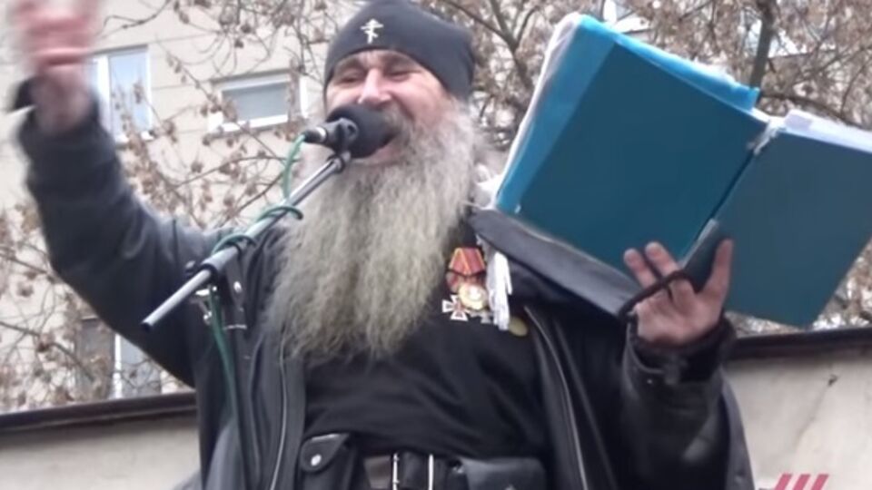 "Священник" спел о Донбассе