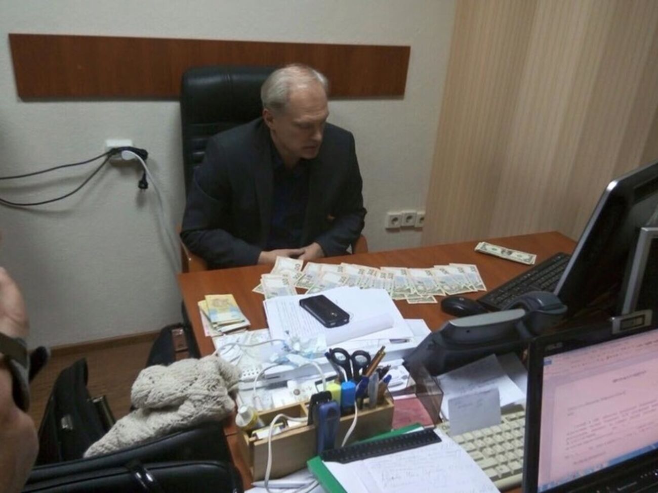 Следователи военной прокуратуры провели обыск в служебном кабинете чиновника Госфискальной службы