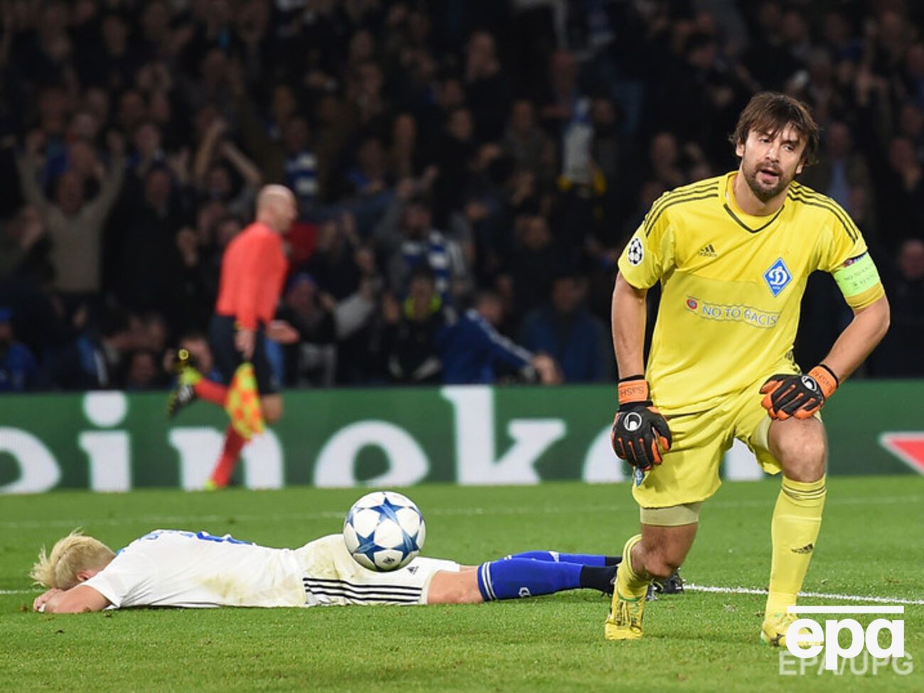 В эпзиодах с пропущенными мячами у Шовковского не было шансов спасти команду