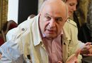 Театральная общественность отнеслась к нашим гастролям в Лондоне "сочувственно". До этого были разговоры: "Когда едете? На сколько?" А поздравлять, радоваться за коллег в нашей театральной среде почему-то не очень принято