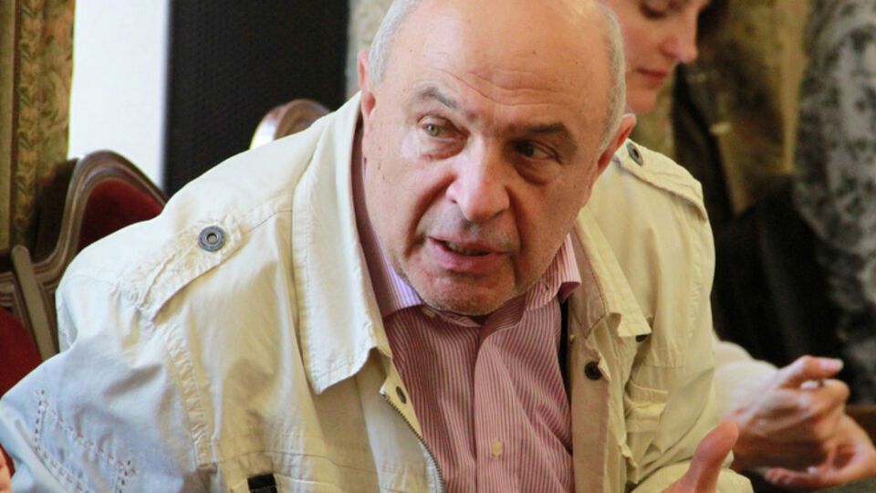 Театральная общественность отнеслась к нашим гастролям в Лондоне "сочувственно". До этого были разговоры: "Когда едете? На сколько?" А поздравлять, радоваться за коллег в нашей театральной среде почему-то не очень принято