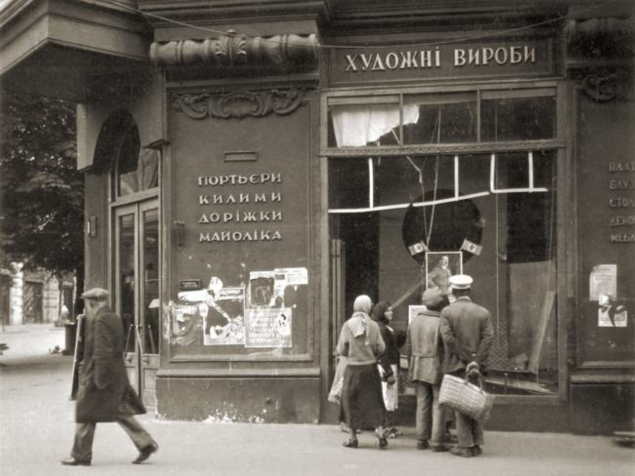 1941 год. Угол Городецкого (Карла Маркса) и Крещатика. Киевляне смотрят на портрет Гитлера