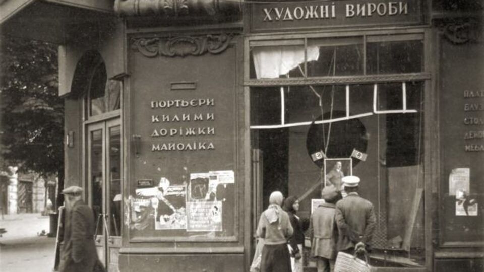 1941 год. Угол Городецкого (Карла Маркса) и Крещатика. Киевляне смотрят на портрет Гитлера