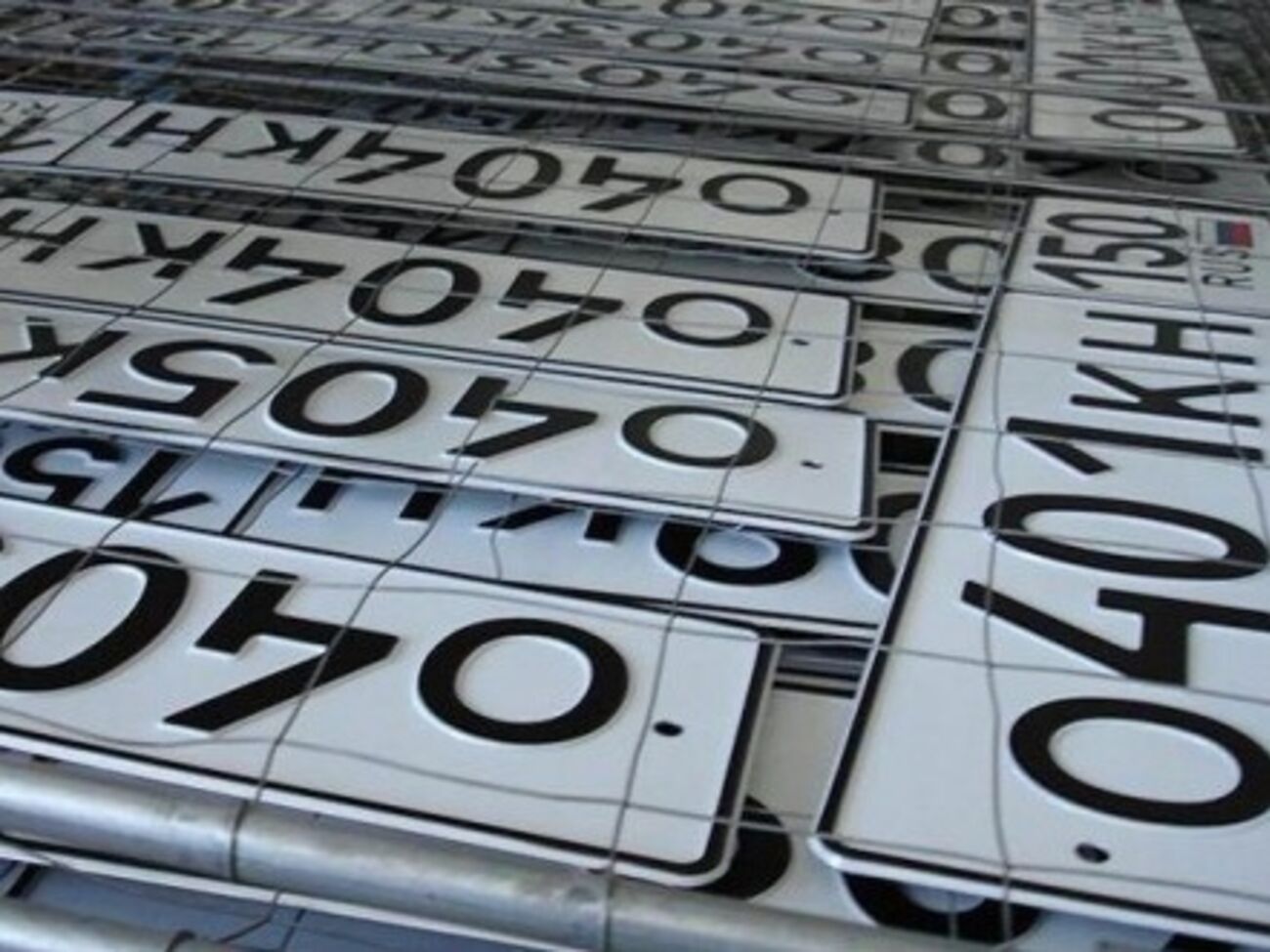 Правительство России заставляет крымчан заменить украинские номерные знаки автотранспорта российскими