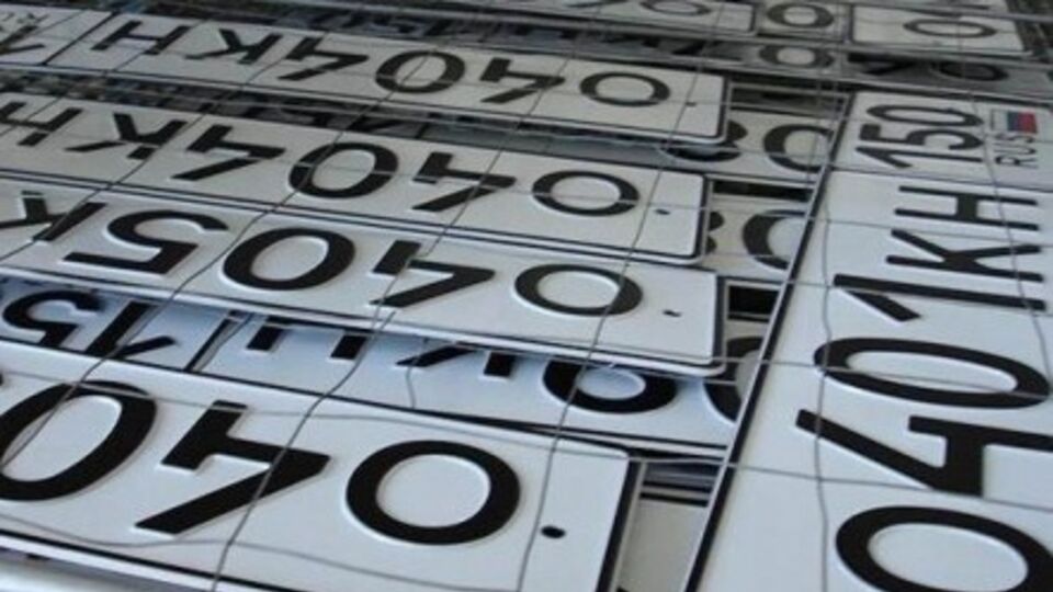 Правительство России заставляет крымчан заменить украинские номерные знаки автотранспорта российскими