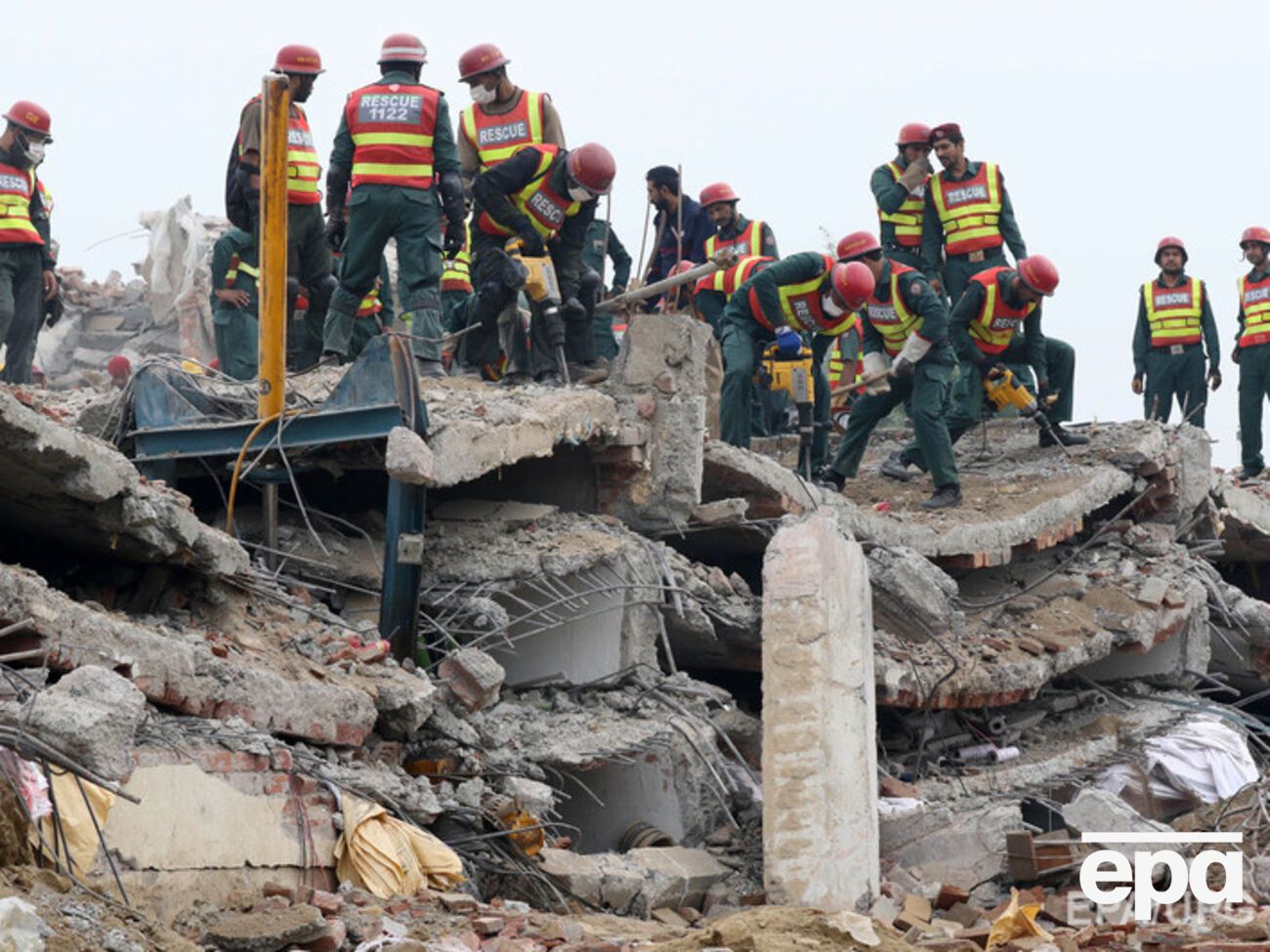 На месте происшествия работают более тысячи спасателей