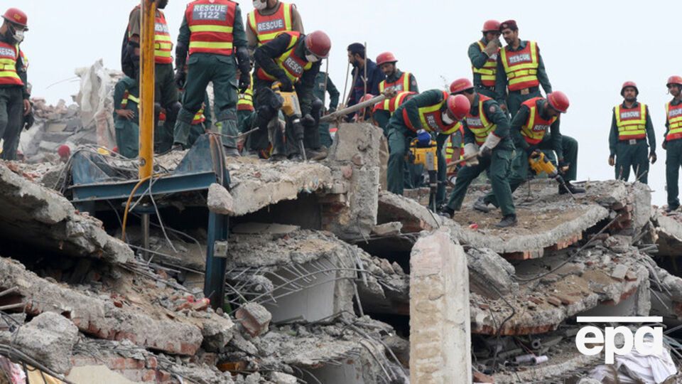 На месте происшествия работают более тысячи спасателей