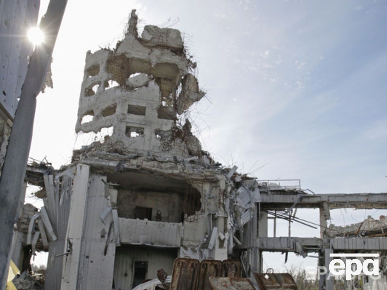 Хуг заявил о многочисленных взрывах в районе аэропорта