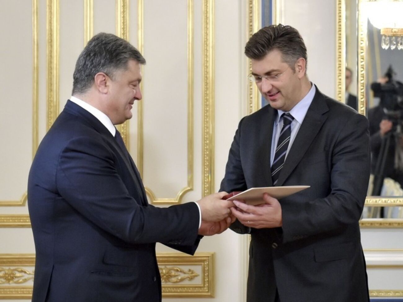 Петр Порошенко вручил орден&nbsp;"За заслуги" III степени троим евродепутатам. На фото справа&nbsp;&ndash; Андрей Пленкович