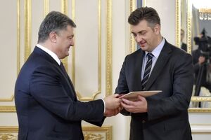 Петр Порошенко вручил орден "За заслуги" III степени троим евродепутатам. На фото справа – Андрей Пленкович