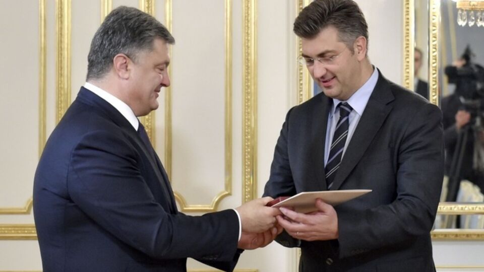 Петр Порошенко вручил орден "За заслуги" III степени троим евродепутатам. На фото справа – Андрей Пленкович