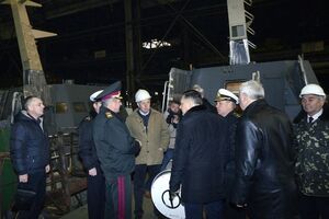 Муженко ознакомился с процессом строительства малых бронированных артиллерийских катеров. Фоторепортаж