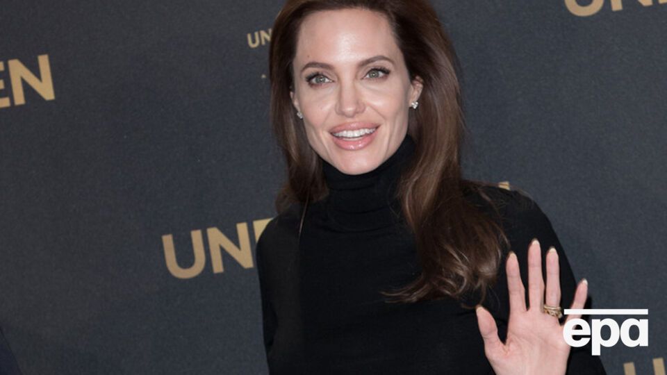 Джоли примерила пуанты на съемке для журнала WSJ