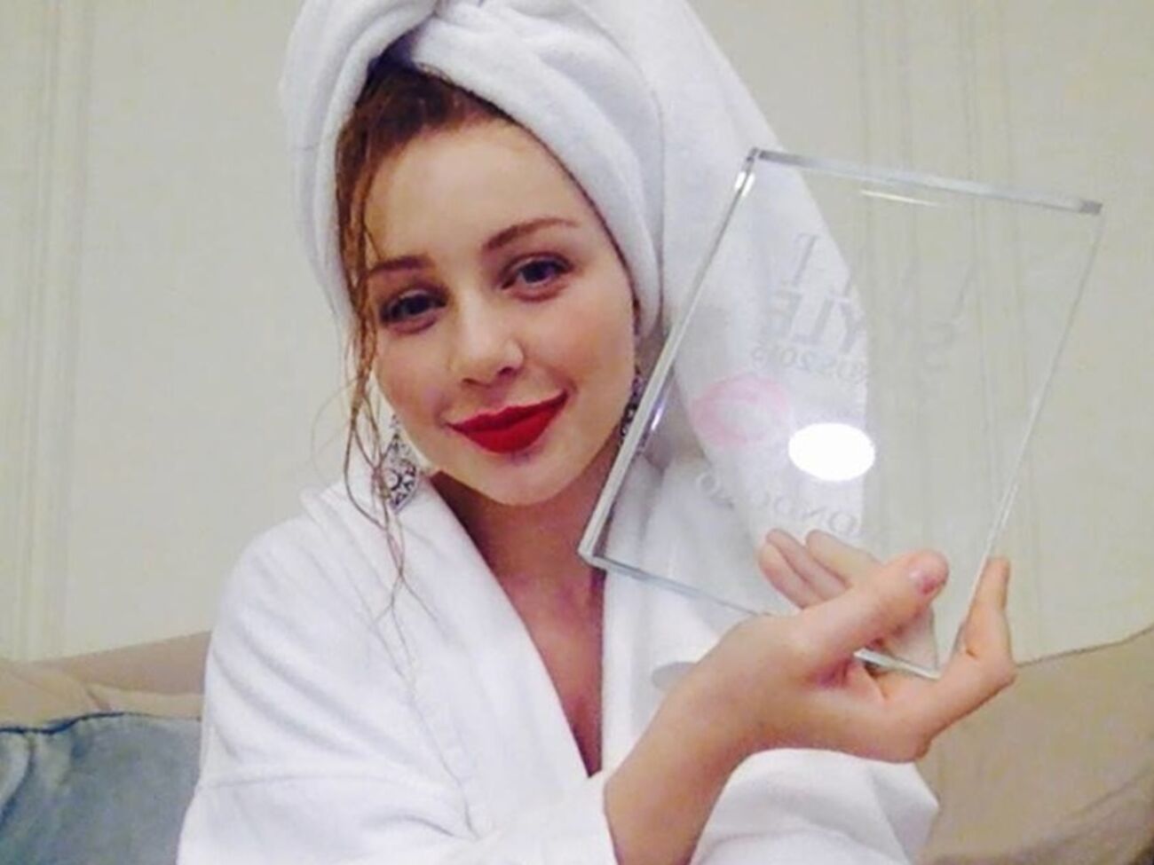 Тина Кароль, представ в банном халате, не забыла накрасить губы и надеть украшения