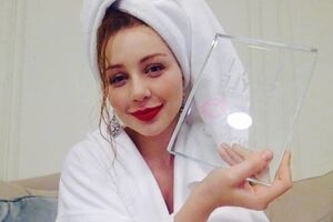 Тина Кароль, представ в банном халате, не забыла накрасить губы и надеть украшения