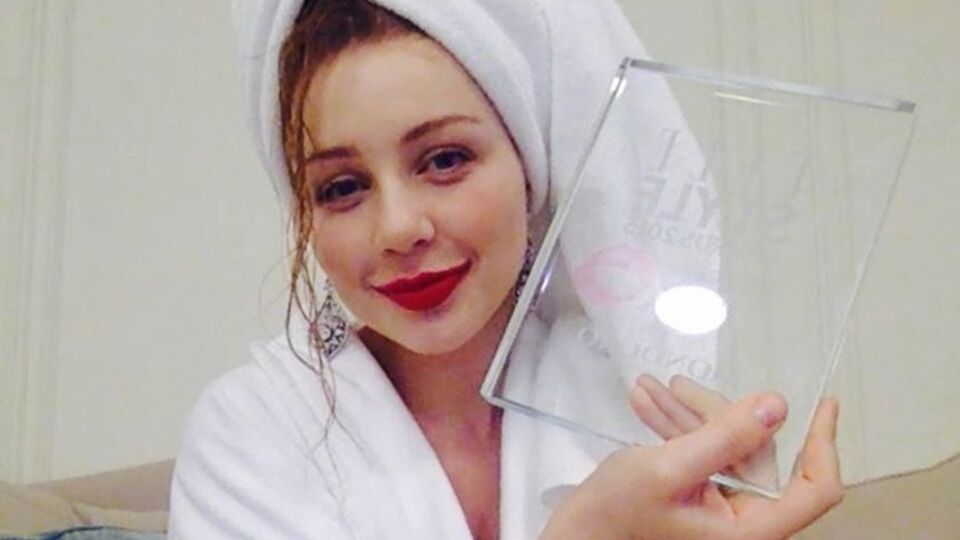 Тина Кароль, представ в банном халате, не забыла накрасить губы и надеть украшения