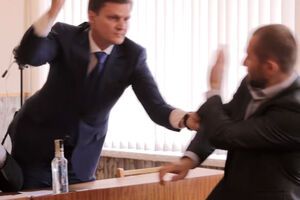 В Каховке нардеп от БПП ударил палкой колбасы депутата от Оппозиционного блока. Видео