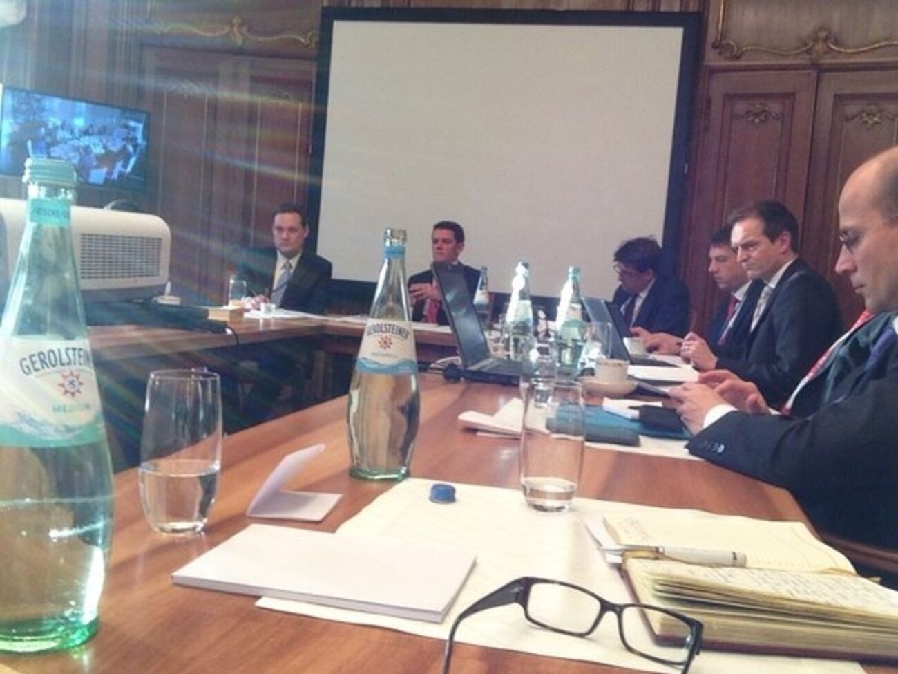 Встреча проходит за закрытыми дверями