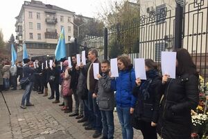 На акции в защиту крымских татар люди закрыли лица в знак того, что люди в Крыму боятся высказывать свою точку зрения