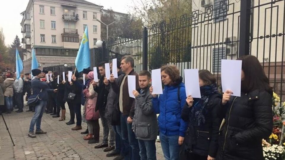 На акции в защиту крымских татар люди закрыли лица в знак того, что люди в Крыму боятся высказывать свою точку зрения
