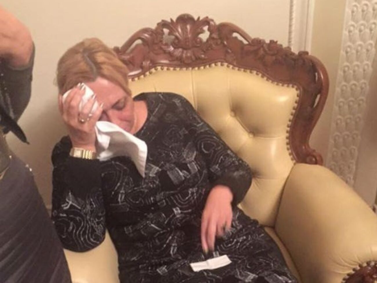 После инцидента Александра Кужель держалась за голову