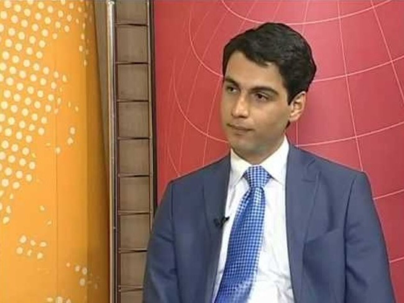 По данным СМИ, Ардзинба &ndash; первый помощник советника президента России Владислава Суркова и сын Бату Ардзинбы, воевавшего в Абхазии против Грузии