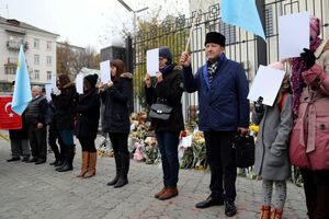 Под зданием посольства РФ в Киеве прошла акция против репрессий в Крыму. Фоторепортаж